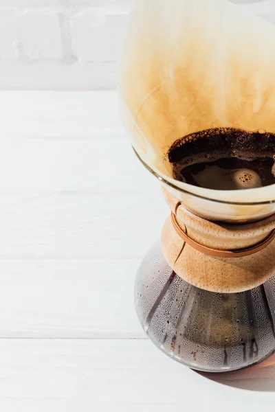 Primer plano de café alternativo en chemex con cono de filtro - foto de stock