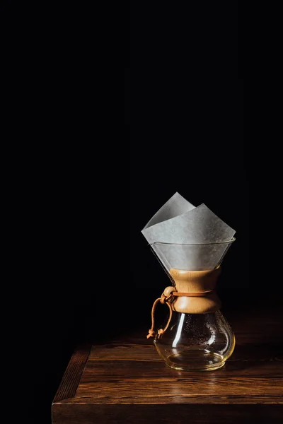 Caffè alternativo in chemex con cono filtrante su tavolo in legno — Foto stock