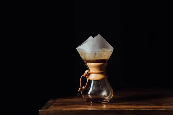 Caffè alternativo in chemex con cono filtrante su tavolo in legno — Foto stock