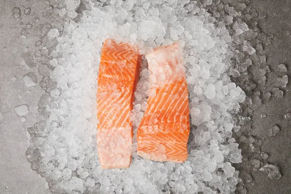 Vista dall'alto di fette di salmone su ghiaccio tritato — Foto stock