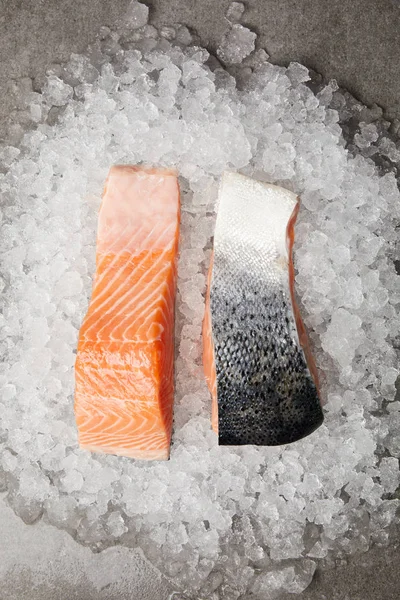 Top view of sliced red fish fillet on crushed ice — Stock Photo