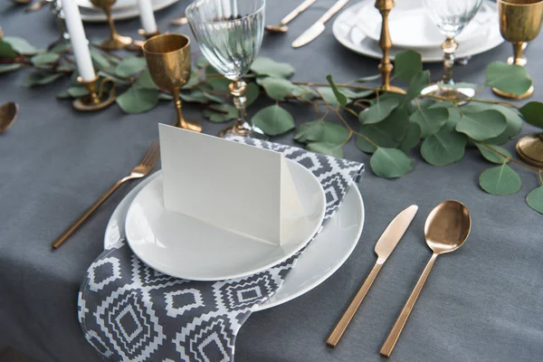 Vista de perto do cartão vazio em pratos na mesa com belo cenário rústico para os hóspedes — Fotografia de Stock