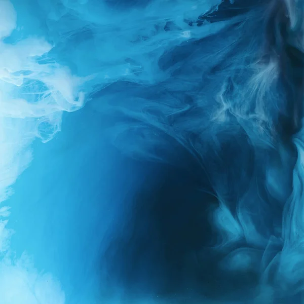Полная рамка изображения смешивания брызг синих, черно-белых красок в воде — стоковое фото