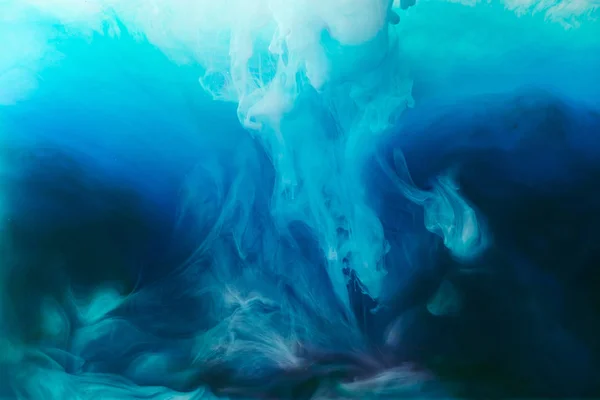 Imagen de marco completo de mezcla de pinturas azules, negras, turquesas y blancas salpicaduras en el agua — Stock Photo