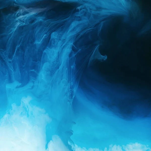 Image plein cadre de mélange de peintures bleues, noires, turquoise et blanches éclaboussures dans l'eau — Photo de stock