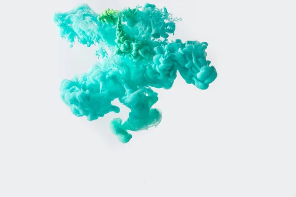 Vista de perto da mistura de tintas azul-turquesa verdes e brilhantes salpicos em água isolada em cinza — Stock Photo