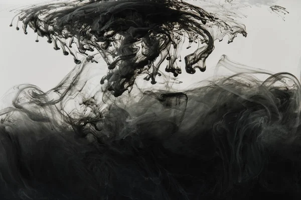 Крупным планом смешивания светло-серых и черных красок брызги в воде изолированы на сером — стоковое фото