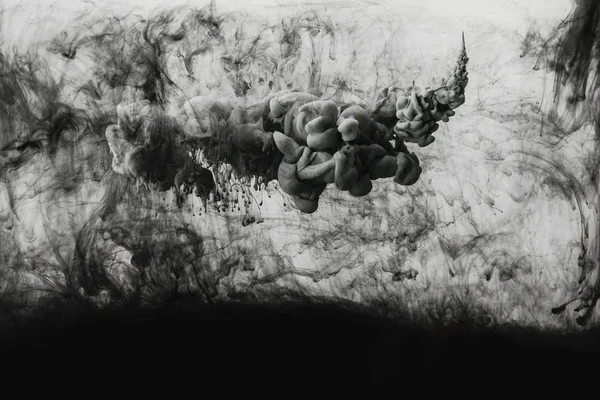 Image plein cadre du mélange de peintures gris clair et noires éclaboussures dans l'eau — Photo de stock