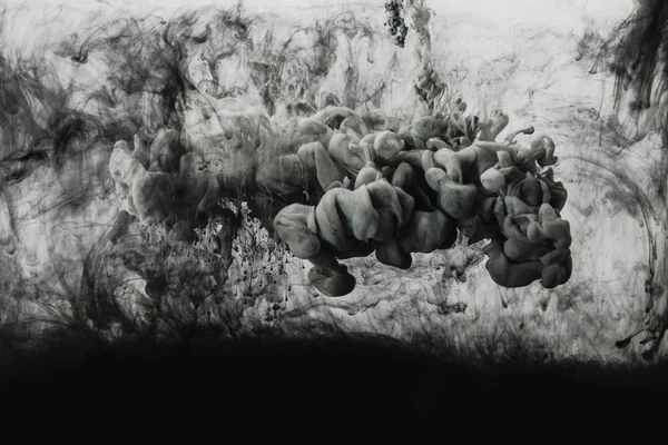 Image plein cadre du mélange de peintures gris clair et noires éclaboussures dans l'eau — Photo de stock