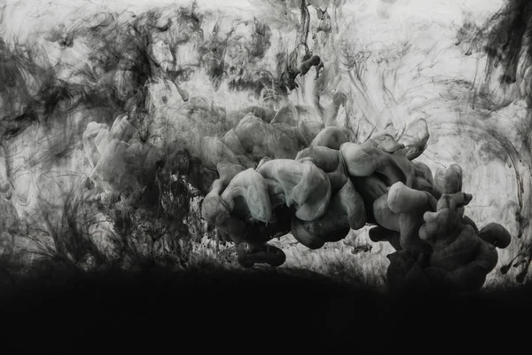Immagine full frame di miscelazione di spruzzi di inchiostro grigio chiaro e nero in acqua — Foto stock