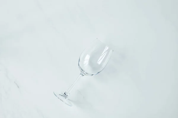 Vista superior de copo de vinho vazio em mesa de mármore — Fotografia de Stock