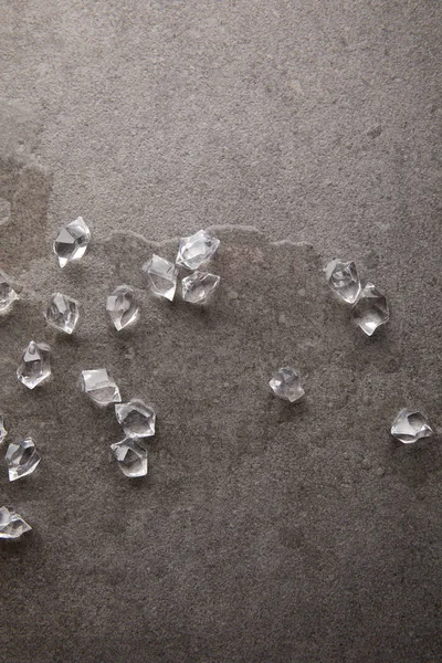 Draufsicht auf arrangierte Eiswürfel auf grauer Tischplatte — Stockfoto