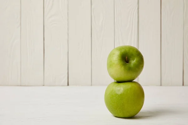 Deux pommes vertes fraîches crues sur fond en bois avec espace de copie — Photo de stock