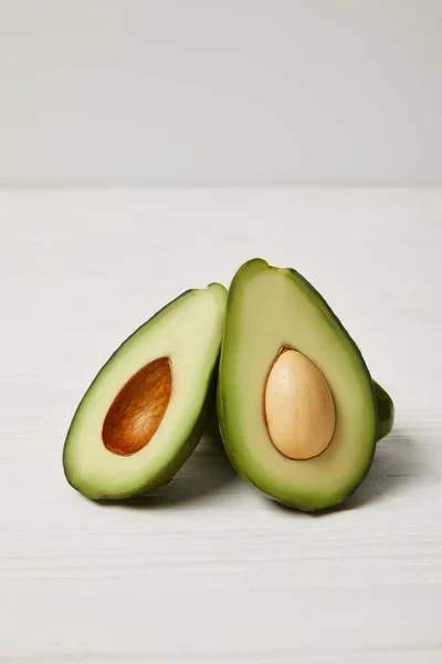 Свежее зеленое авокадо, концепция чистой еды — стоковое фото