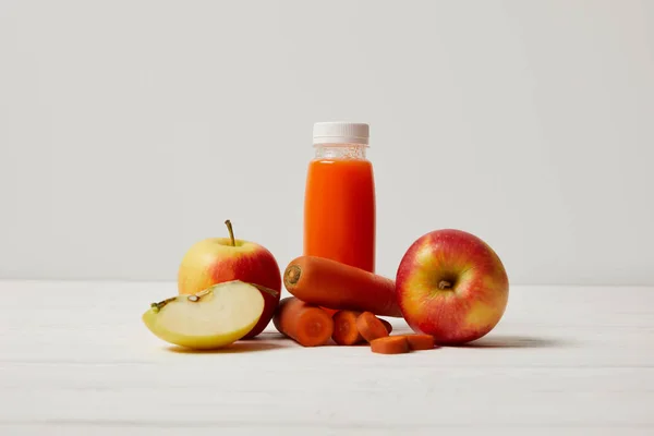 Frullato disintossicante con mele e carote su superficie di legno bianca — Foto stock