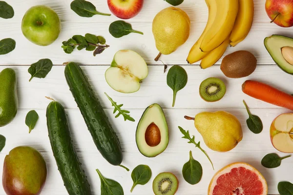 Blick von oben auf buntes Obst und Gemüse auf Holzgrund — Stockfoto