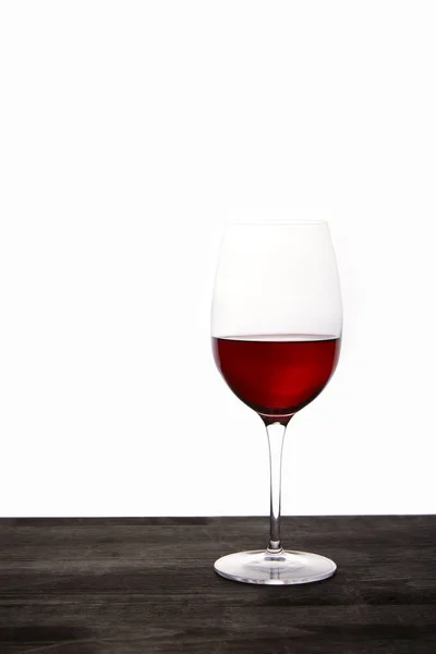 Vista da vicino del bicchiere di vino rosso sul tavolo di legno — Foto stock