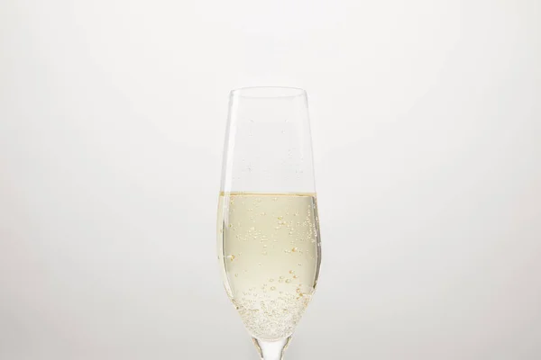 Copa de champán con burbujas aisladas sobre fondo blanco - foto de stock