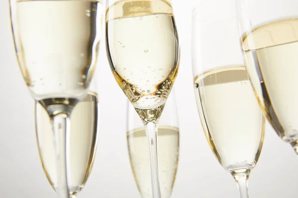 Imagen recortada de copas de champán con burbujas aisladas en fondo blanco - foto de stock
