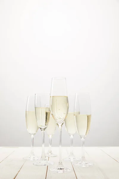 Крупный план бокалов шампанского на белом деревянном столе — стоковое фото