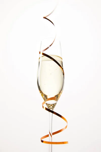 Copa de champán envuelto por cinta aislada sobre fondo blanco, concepto de vacaciones - foto de stock