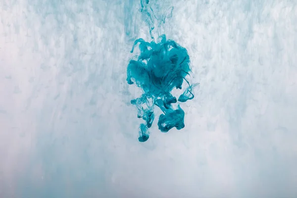 Абстрактный фон с бирюзовыми вихрями краски в воде — стоковое фото