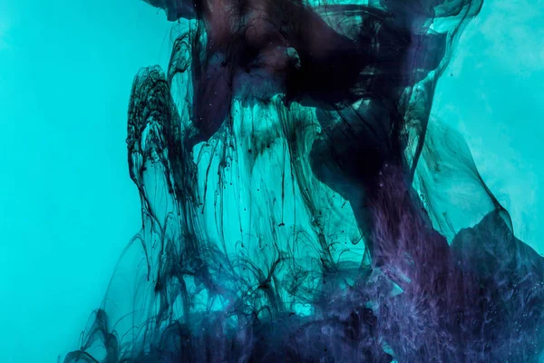 Fundo mágico com redemoinhos azuis escuros de tinta em água azul-turquesa — Fotografia de Stock