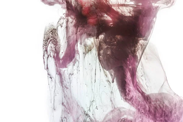 Волшебный фон с фиолетовой и розовой текущей краской в воде, изолированные на белом — стоковое фото