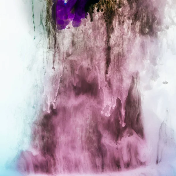 Fond créatif avec des éclaboussures violettes de peinture — Photo de stock