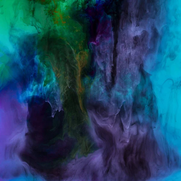 Текстура с голубым, фиолетовым и зеленым вихрями краски, выглядит как пространство — стоковое фото