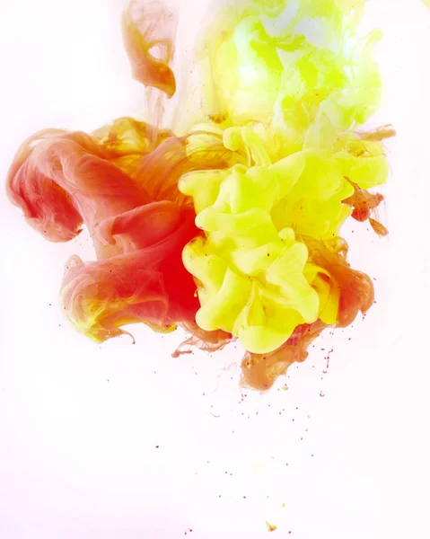 Fondo fumè con vernice gialla e rossa, isolato su bianco — Foto stock