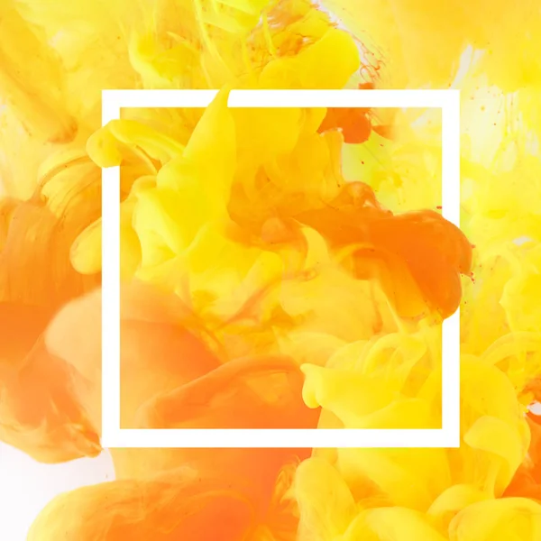 Design créatif avec peinture jaune et orange fluide dans un cadre carré blanc — Photo de stock