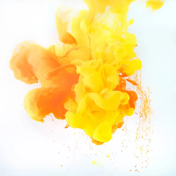 Diseño con remolinos de pintura amarilla y naranja, aislados en blanco - foto de stock