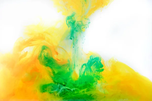 Fond abstrait avec peinture verte et orange tourbillonnant dans l'eau — Photo de stock