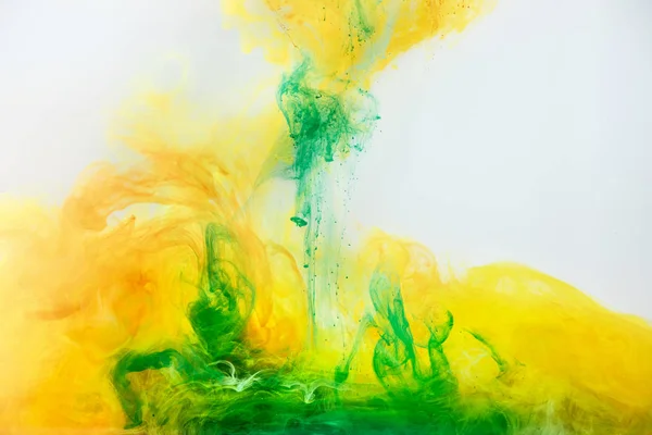 Texture abstraite avec de la peinture verte et jaune coulant dans l'eau — Photo de stock