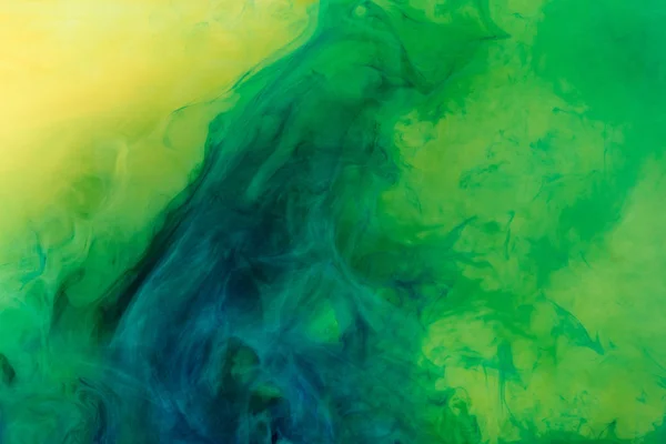 Fondo artístico con pintura verde fluyendo en agua - foto de stock