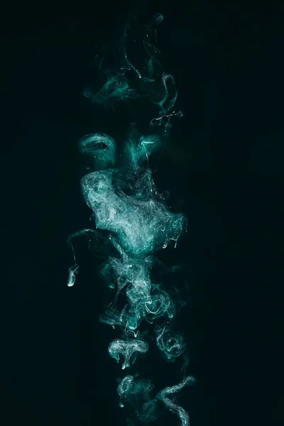Fond magique abstrait avec peinture turquoise sur noir — Photo de stock