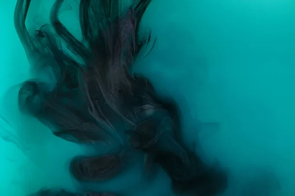 Textura abstracta con pintura negra en agua turquesa - foto de stock