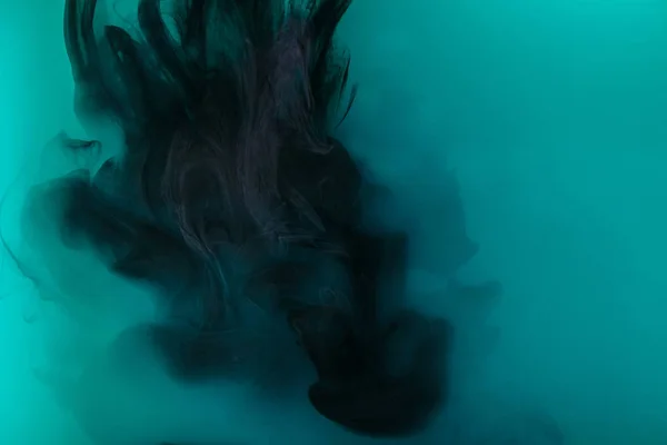 Rauchiger Hintergrund mit schwarzer Farbe in türkisfarbenem Wasser — Stockfoto