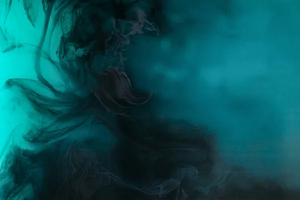 Abstrakter Hintergrund mit schwarzer Aquarellfarbe in türkisfarbenem Wasser — Stockfoto