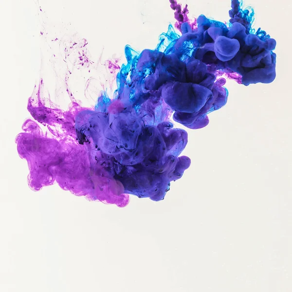 Design créatif avec fumée bleue et violette, isolé sur blanc — Photo de stock