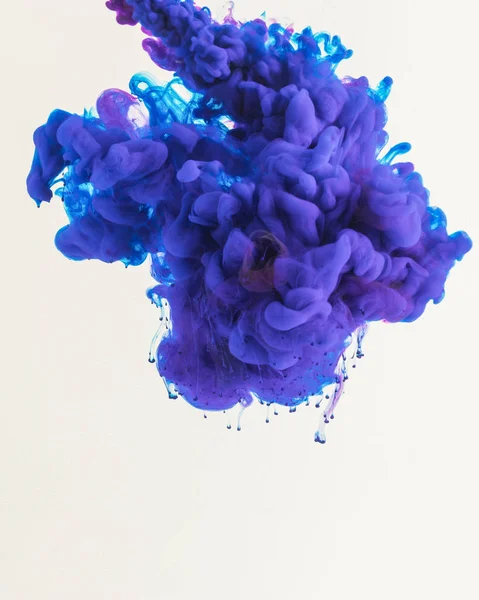 Design créatif avec de l'encre fumée bleue et violette fluide, isolé sur blanc — Stock Photo