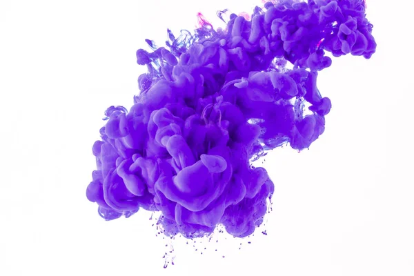 Chapoteo abstracto con pintura púrpura en agua, aislado en blanco - foto de stock