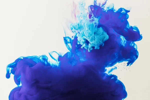 Fundo com tinta azul e turquesa fluindo em água, isolado em branco — Fotografia de Stock
