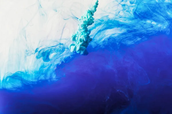 Fondo abstracto con el flujo de pintura azul y turquesa en agua — Stock Photo