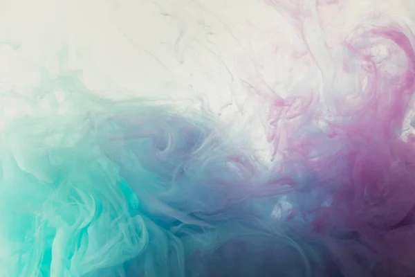Fond abstrait avec peinture bleue et violette fluide — Photo de stock