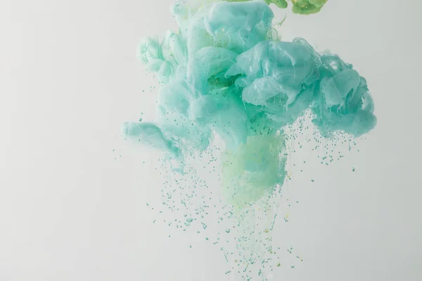 Fond abstrait avec peinture turquoise coulant dans l'eau, isolé sur gris — Photo de stock