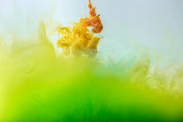 Künstlerische Gestaltung mit fließender gelber und grüner Tinte — Stockfoto