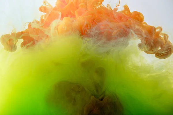 Texture artistique avec peinture fluide verte, jaune et orange — Photo de stock