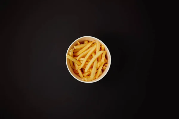 Vue de dessus de délicieuses frites dans un bol isolé sur noir — Photo de stock